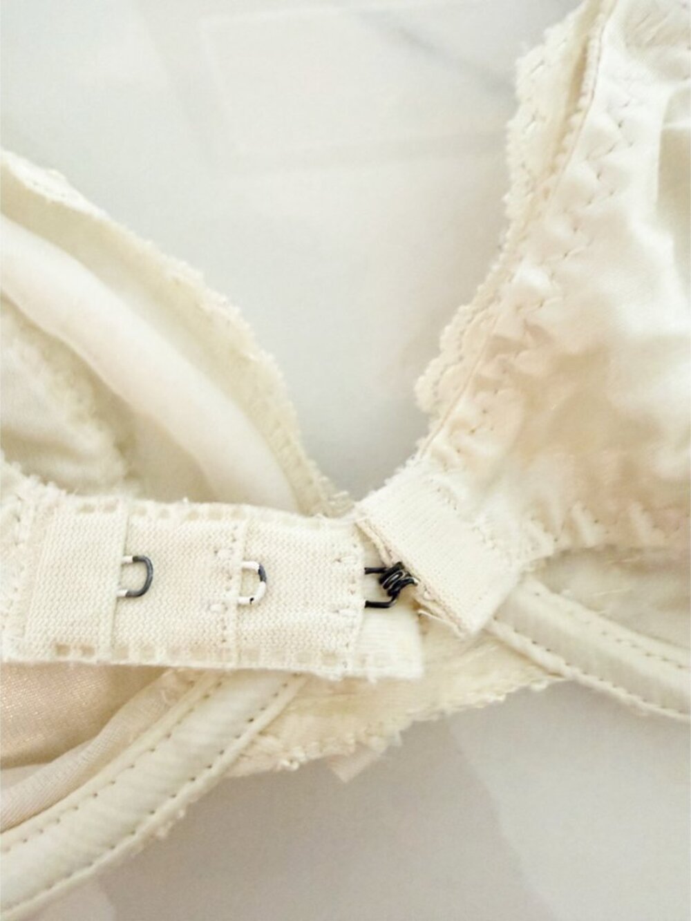 Vtg Victoria's Secret Second Skin Satin Padded Miracle Bra 34B Ivory Coquette - Picture 4 of 10
